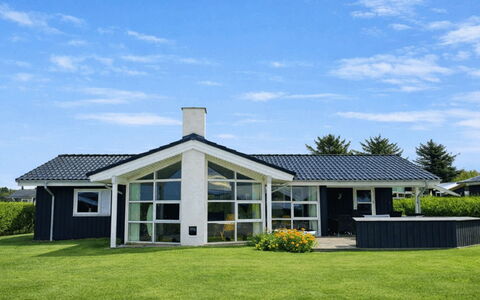 Bosse - 200M to the Fjord: Huis, Dak, Huis, Verblijf, Struik, Groundcover, Landgoed, Boerderij, Siding, Garden Gebouwen