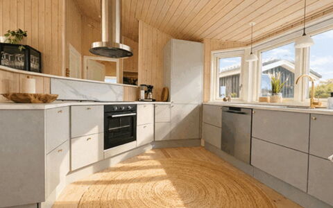 Bosse - 200M to the Fjord: Flooring, Hout, Interieur Ontwerp, Plafond, Verdieping, Keuken, Countertop, Toestel Van De Keuken, Houten Vloer, Cabinetry