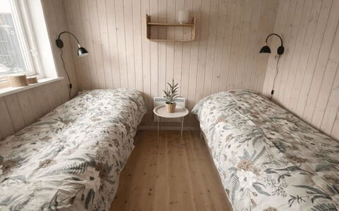 Bosse - 200M to the Fjord: Muur, Hout, Slaapkamer, Verdieping, Flooring, Bed, Laken, Bedding, Kamer, Bed Frame