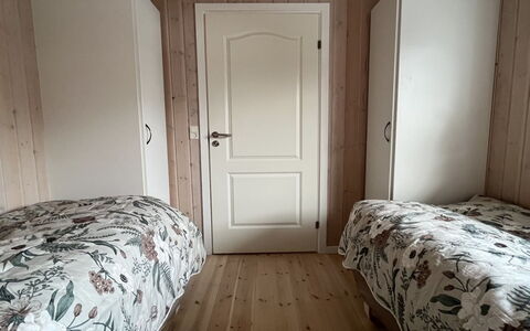 Bosse - 200M to the Fjord: Hout, Verdieping, Flooring, Slaapkamer, Kamer, Interieur Ontwerp, Laken, Bed, Meubilair, Bedding