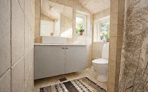 Bosse - 200M to the Fjord: Flooring, Verdieping, Loodgieterswerkinrichting, Muur, Badkamer, Hout, Interieur Ontwerp, Badkamerkast, Wastafel In De Badkamer, Wastafel