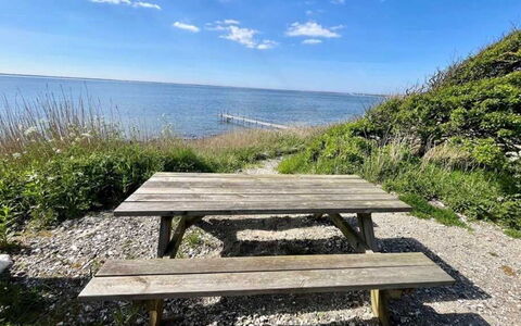 Bosse - 200M to the Fjord: Meubilair, Buitenmeubels, Openluchtbank, Picknicktafel, Buitentafel, Kust En Oceanic Landvormen, Zee, Kust, Oceaan, Kust
