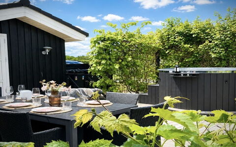 Bosse - 200M to the Fjord: Meubilair, Interieur Ontwerp, Hout, Plafond, Flooring, Verdieping, Houten Vloer, Keuken En Eettafel, Tafel, Lichte Inrichting