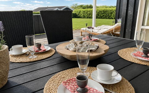 Bosse - 200M to the Fjord: Meubilair, Interieur Ontwerp, Hout, Plafond, Flooring, Verdieping, Houten Vloer, Keuken En Eettafel, Tafel, Lichte Inrichting