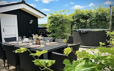 Bosse - 200M to the Fjord: Meubilair, Interieur Ontwerp, Hout, Plafond, Flooring, Verdieping, Houten Vloer, Keuken En Eettafel, Tafel, Lichte Inrichting