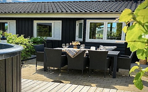 Bosse - 200M to the Fjord: Meubilair, Interieur Ontwerp, Hout, Plafond, Flooring, Verdieping, Houten Vloer, Keuken En Eettafel, Tafel, Lichte Inrichting