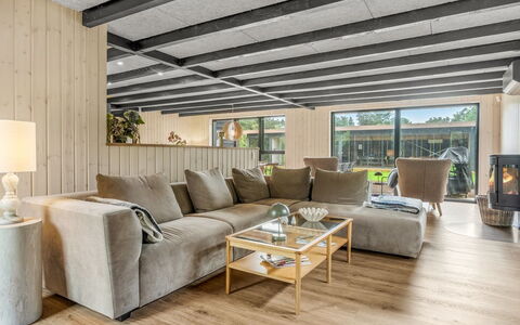Diuri - 500M to the Fjord: Flooring, Hout, Verdieping, Houten Vloer, Interieur Ontwerp, Plafond, Meubilair, Bankstel, Woonkamer, Hardwood