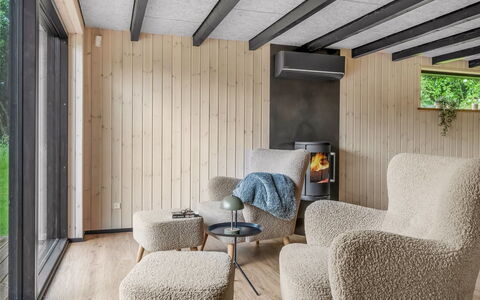 Diuri - 500M to the Fjord: Meubilair, Hout, Interieur Ontwerp, Flooring, Verdieping, Stoel, Plafond, Huis, Kamer, Woonkamer