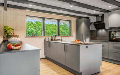 Diuri - 500M to the Fjord: Keuken, Hout, Countertop, Flooring, Plafond, Interieur Ontwerp, Toestel Van De Keuken, Cabinetry, Meubilair, Huishoudapparatuur