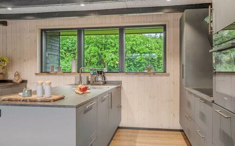 Diuri - 500M to the Fjord: Hout, Keuken, Countertop, Flooring, Interieur Ontwerp, Cabinetry, Toestel Van De Keuken, Plafond, Beits, Huishoudapparatuur