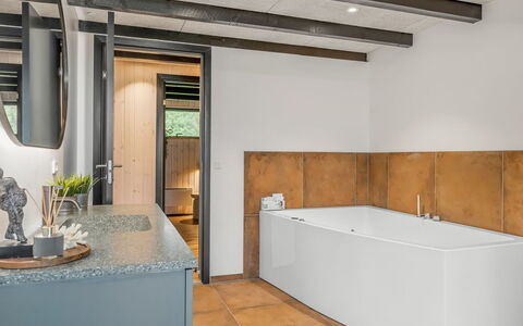 Diuri - 500M to the Fjord: Loodgieterswerkinrichting, Flooring, Verdieping, Loodgieter, Interieur Ontwerp, Kraan, Bad, Plafond, Wastafel, Badkamer