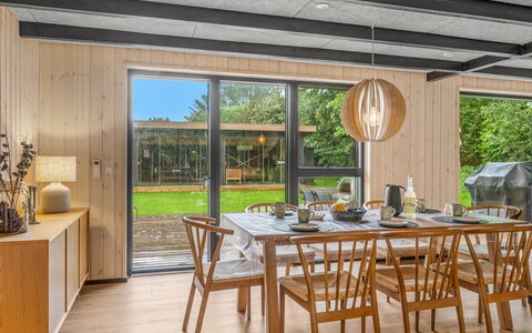 Diuri - 500M to the Fjord: Hout, Flooring, Interieur Ontwerp, Meubilair, Verdieping, Keuken En Eettafel, Eetkamer, Plafond, Houten Vloer, Hardwood