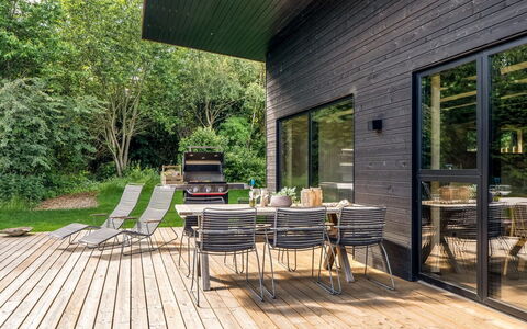 Diuri - 500M to the Fjord: Hout, Huis, Buitenmeubels, Tuin, Siding, Groundcover, Stoel, Buitentafel, Dek, Backyard