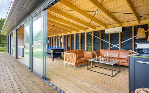 Diuri - 500M to the Fjord: Hout, Flooring, Hardwood, Houten Vloer, Veranda, Plank, Dek, Beits, Schaduw, Eco Hotel