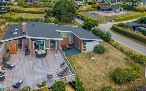 Finelly - 350M from the Sea: Flooring, Verdieping, Plafond, Interieur Ontwerp, Countertop, Keuken, Cabinetry, Kamer, Major Appliance, Lichte Inrichting