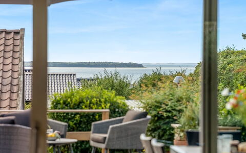 Finelly - 350M from the Sea: Flooring, Verdieping, Plafond, Interieur Ontwerp, Countertop, Keuken, Cabinetry, Kamer, Major Appliance, Lichte Inrichting
