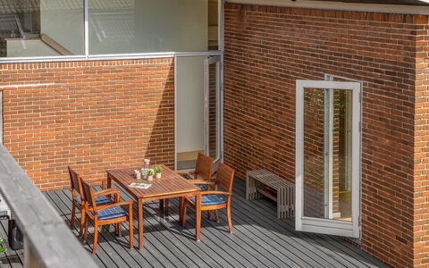 Finelly - 350M from the Sea: Flooring, Verdieping, Plafond, Interieur Ontwerp, Countertop, Keuken, Cabinetry, Kamer, Major Appliance, Lichte Inrichting