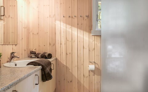 Lilija - 7.9Km to the Fjord: Muur, Hout, Flooring, Interieur Ontwerp, Verdieping, Loodgieterswerkinrichting, Kamer, Huis, Badkamer, Plafond
