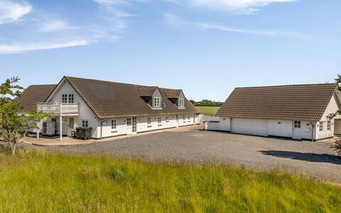 Franki - 9Km from the Sea: Huis, Dak, Huis, Deur, Verblijf, Schaduw, Tuin, Groundcover, Veranda, Werf