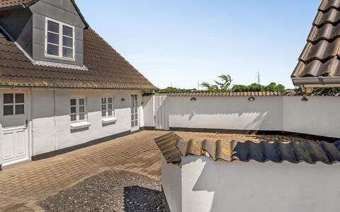 Franki - 9Km from the Sea: Huis, Dak, Huis, Deur, Verblijf, Schaduw, Tuin, Groundcover, Veranda, Werf