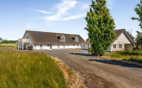Franki - 9Km from the Sea: Huis, Dak, Huis, Deur, Verblijf, Schaduw, Tuin, Groundcover, Veranda, Werf