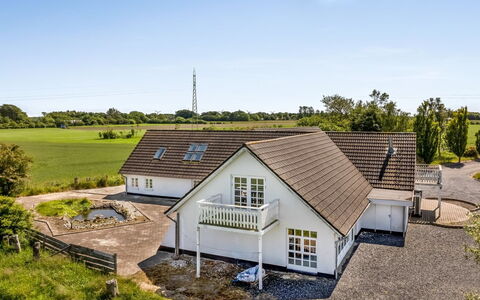 Franki - 9Km from the Sea: Huis, Dak, Huis, Deur, Verblijf, Schaduw, Tuin, Groundcover, Veranda, Werf