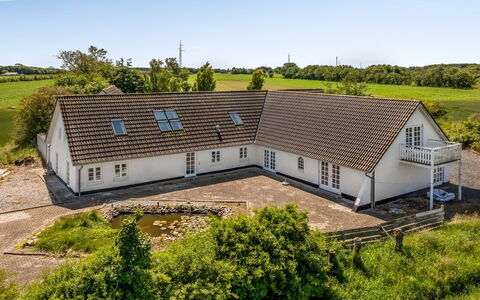 Franki - 9Km from the Sea: Huis, Dak, Huis, Deur, Verblijf, Schaduw, Tuin, Groundcover, Veranda, Werf