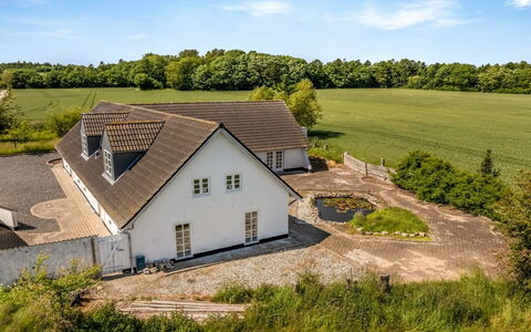 Franki - 9Km from the Sea: Huis, Dak, Huis, Deur, Verblijf, Schaduw, Tuin, Groundcover, Veranda, Werf