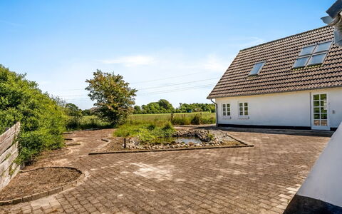 Inger - 9Km from the Sea: Huis, Dak, Huis, Deur, Verblijf, Schaduw, Tuin, Groundcover, Veranda, Werf
