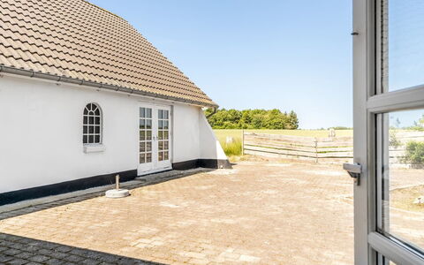 Inger - 9Km from the Sea: Huis, Dak, Huis, Deur, Verblijf, Schaduw, Tuin, Groundcover, Veranda, Werf