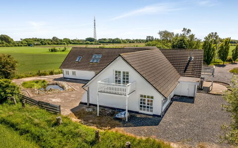 Inger - 9Km from the Sea: Huis, Dak, Huis, Deur, Verblijf, Schaduw, Tuin, Groundcover, Veranda, Werf