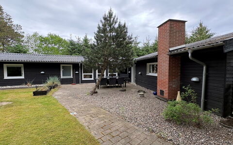 Nanne - from the Sea: Gebouw, Huis, Huis, Woongebied, Dak, Verblijf, Deur, Siding, Landgoed, Tuin