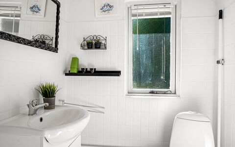 Nanne - from the Sea: Muur, Loodgieterswerkinrichting, Interieur Ontwerp, Badkamer, Flooring, Verdieping, Wastafel, Toilet, Loodgieter, Kraan