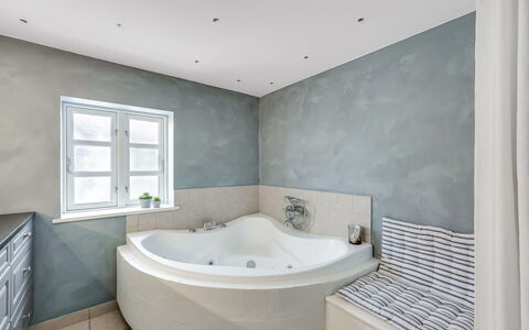 Domi - 200M from the Sea: Bad, Flooring, Loodgieterswerkinrichting, Verdieping, Interieur Ontwerp, Badkamer, Plafond, Loodgieter, Kamer, Kraan