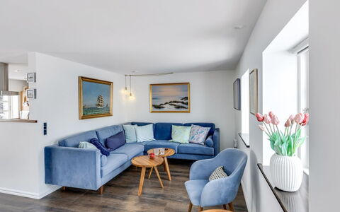 Domi - 200M from the Sea: Meubilair, Interieur Ontwerp, Bankstel, Flooring, Muur, Verdieping, Woonkamer, Hout, Plafond, Kamer