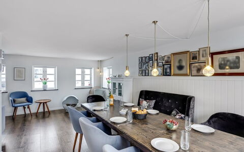 Domi - 200M from the Sea: Meubilair, Interieur Ontwerp, Muur, Flooring, Plafond, Hout, Lichte Inrichting, Tafel, Eetkamer, Verdieping