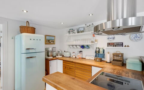 Domi - 200M from the Sea: Toestel Van De Keuken, Keuken, Countertop, Major Appliance, Meubilair, Interieur Ontwerp, Cabinetry, Huishoudapparatuur, Flooring, Hout
