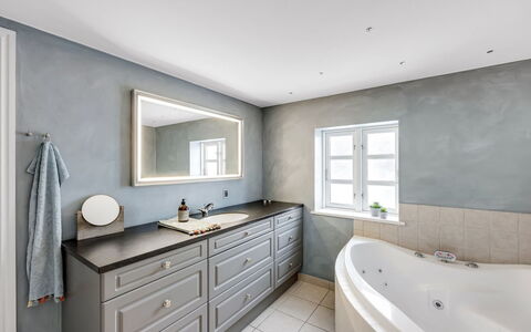Domi - 200M from the Sea: Flooring, Verdieping, Loodgieterswerkinrichting, Badkamer, Interieur Ontwerp, Badkamerkast, Loodgieter, Kraan, Tegel, Plafond