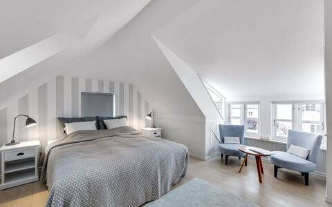 Domi - 200M from the Sea: Slaapkamer, Interieur Ontwerp, Bed, Plafond, Bedding, Flooring, Verdieping, Laken, Linens, Huis