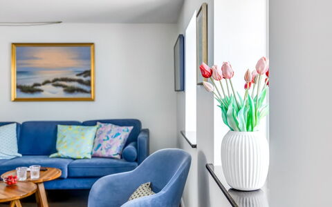 Domi - 200M from the Sea: Meubilair, Interieur Ontwerp, Bankstel, Muur, Flooring, Woonkamer, Verdieping, Kamer, Huis, Textiel