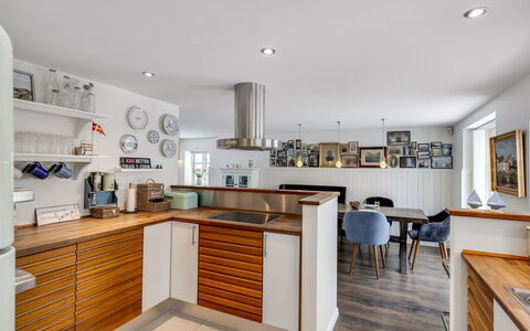 Domi - 200M from the Sea: Meubilair, Interieur Ontwerp, Flooring, Keuken, Countertop, Cabinetry, Hout, Verdieping, Plafond, Toestel Van De Keuken