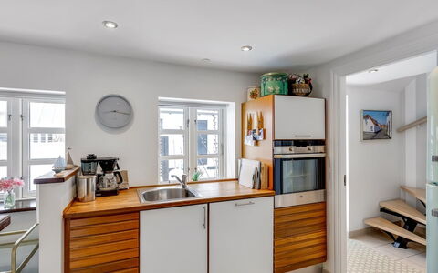 Domi - 200M from the Sea: Flooring, Hout, Verdieping, Interieur Ontwerp, Cabinetry, Countertop, Keuken, Meubilair, Huis, Major Appliance