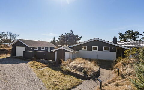Svante - 300M from the Sea: Dak, Huis, Huis, Verblijf, Deur, Siding, Landgoed, Gazon, Werf, Veranda