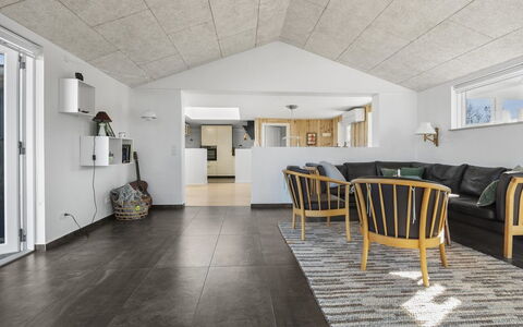 Svante - 300M from the Sea: Dak, Huis, Huis, Verblijf, Deur, Siding, Landgoed, Gazon, Werf, Veranda