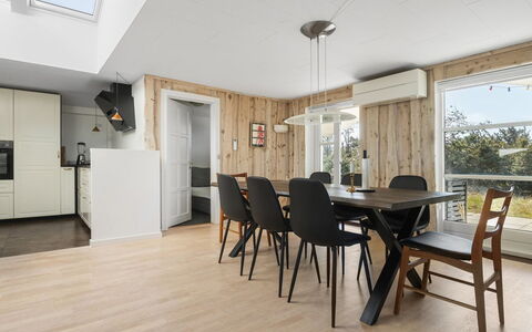 Svante - 300M from the Sea: Dak, Huis, Huis, Verblijf, Deur, Siding, Landgoed, Gazon, Werf, Veranda