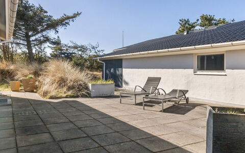 Svante - 300M from the Sea: Dak, Huis, Huis, Verblijf, Deur, Siding, Landgoed, Gazon, Werf, Veranda