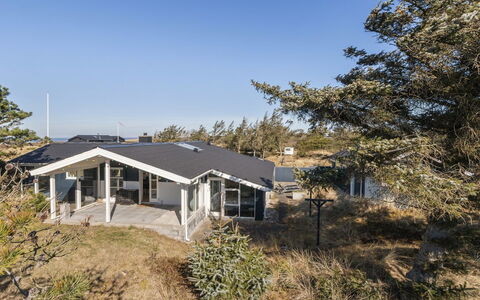 Svante - 300M from the Sea: Dak, Huis, Huis, Verblijf, Deur, Siding, Landgoed, Gazon, Werf, Veranda