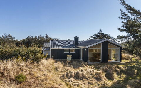 Svante - 300M from the Sea: Dak, Huis, Huis, Verblijf, Deur, Siding, Landgoed, Gazon, Werf, Veranda