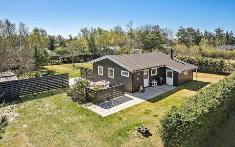 Steinunn - 2.9Km from the Sea: Gebouw, Huis, Venster, Huis, Dak, Woongebied, Struik, Verblijf, Land Lot