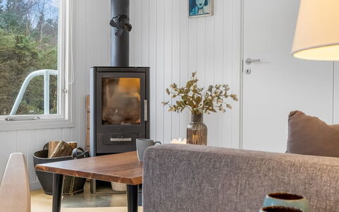 Steinunn - 2.9Km from the Sea: Gebouw, Huis, Venster, Huis, Dak, Woongebied, Struik, Verblijf, Land Lot